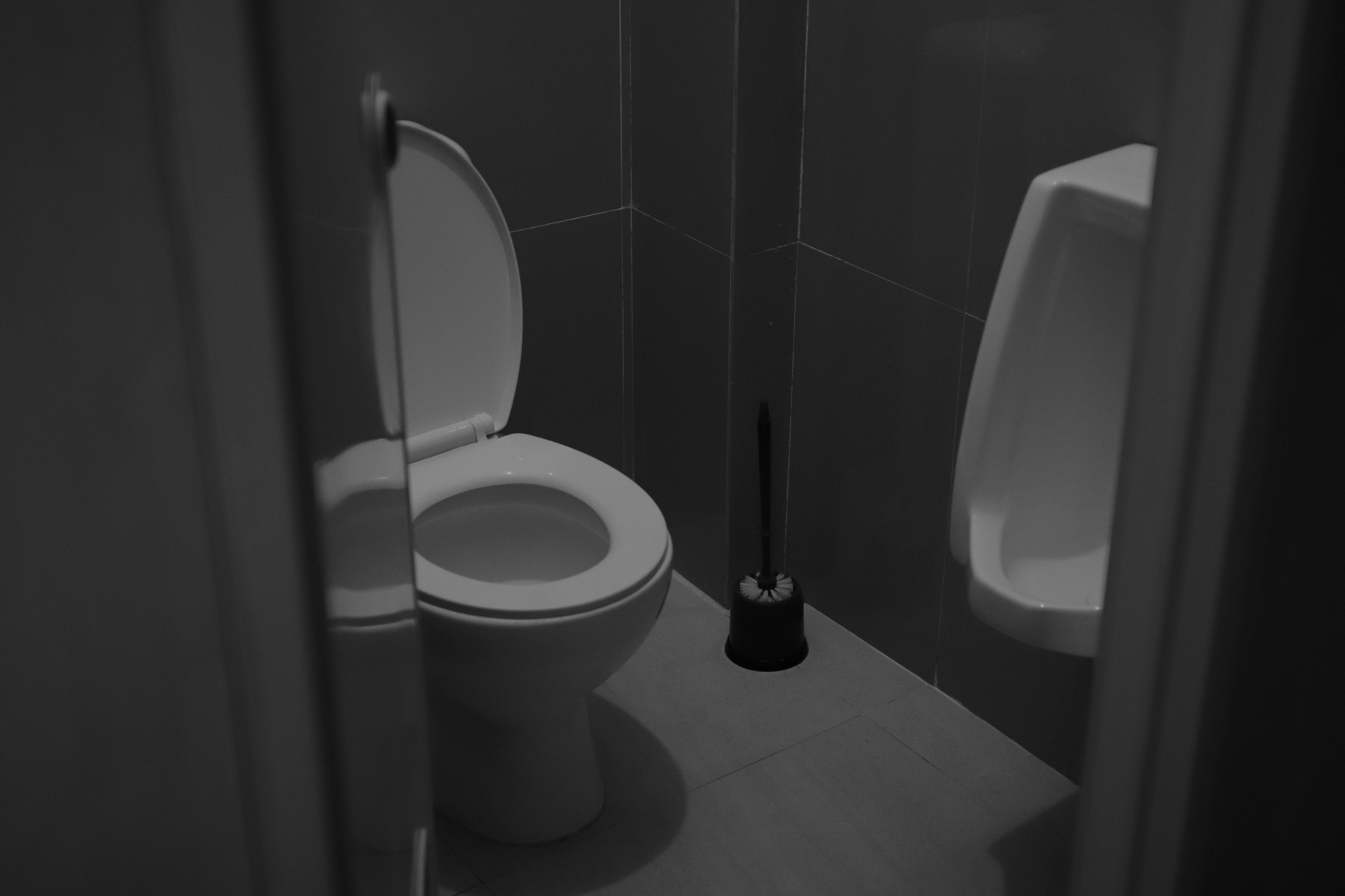 Toilette im dunklen Badezimmer