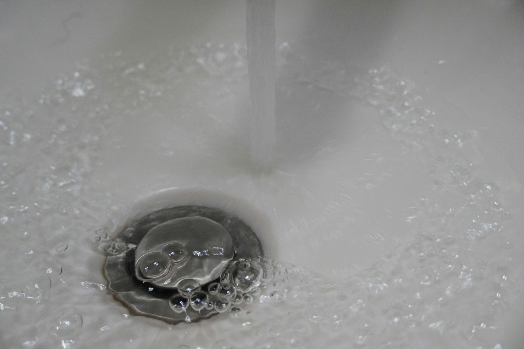 Luftblasen im Wasser eines Abflusses