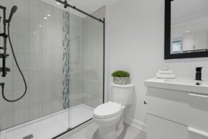 Pümpel vor einer Toilette