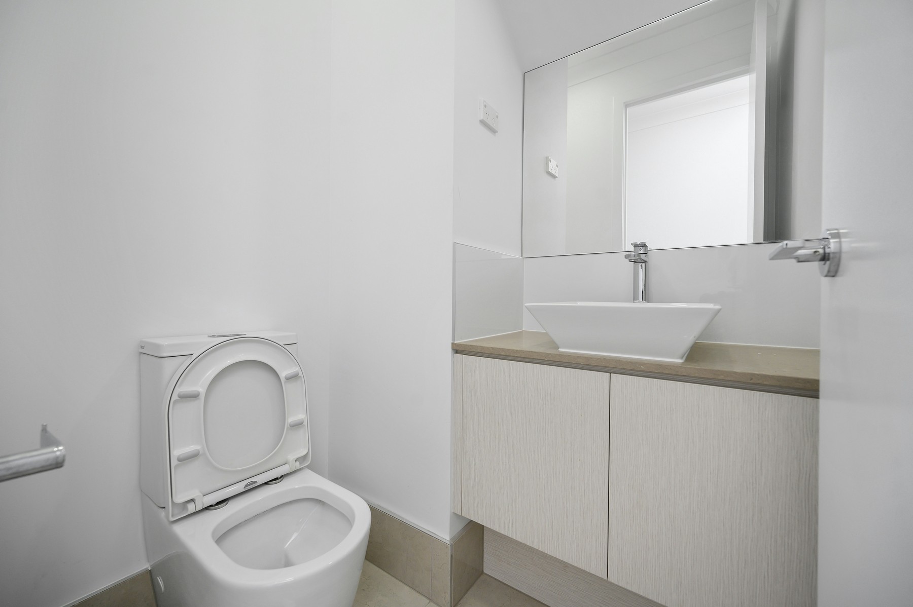 Toilettenbecken mit Wasser