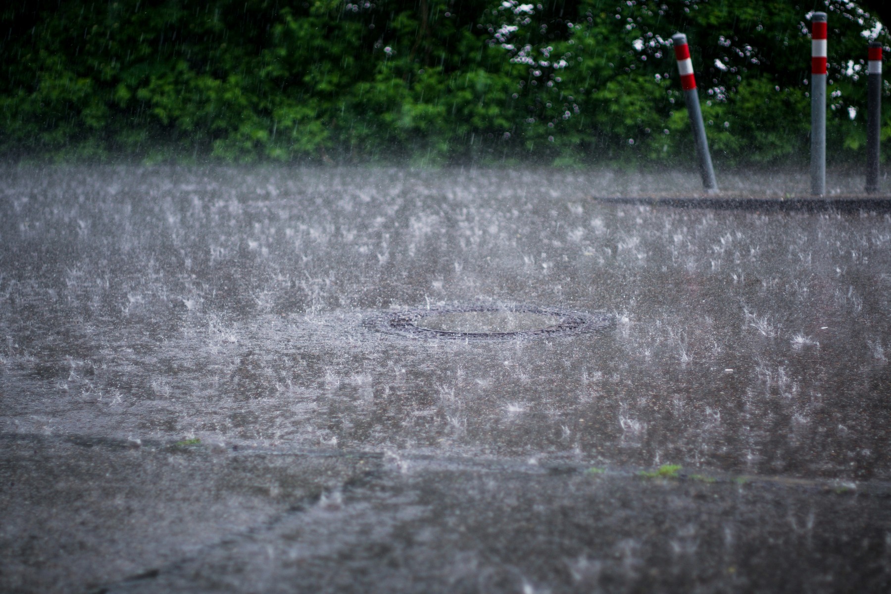 Überfluteter Straßenabfluss bei Regen