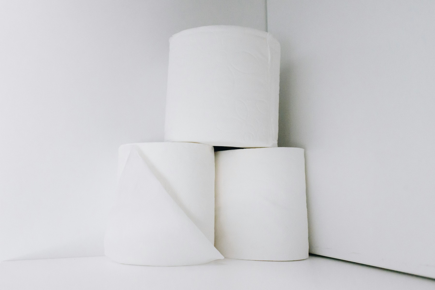 Toilettenpapier und Hygieneartikel im Badezimmer