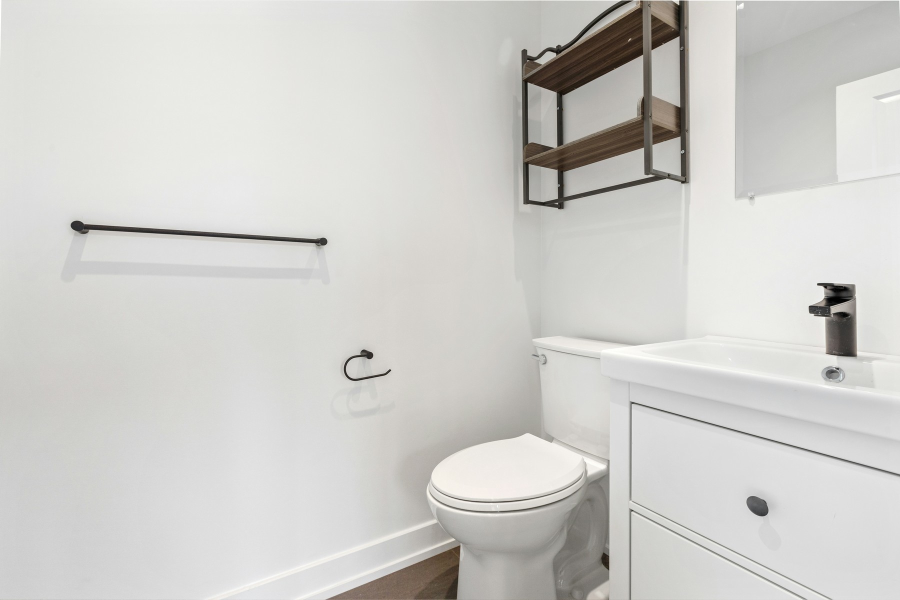 Leeres Badezimmer mit Toilette