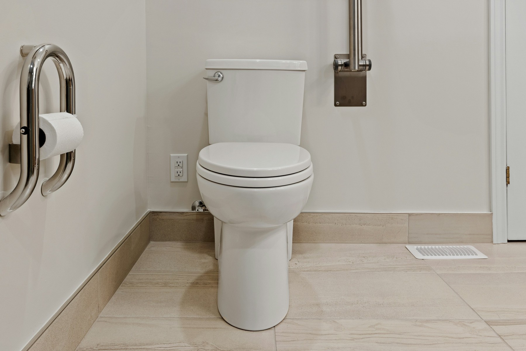 Toilette im Badezimmer von der Seite