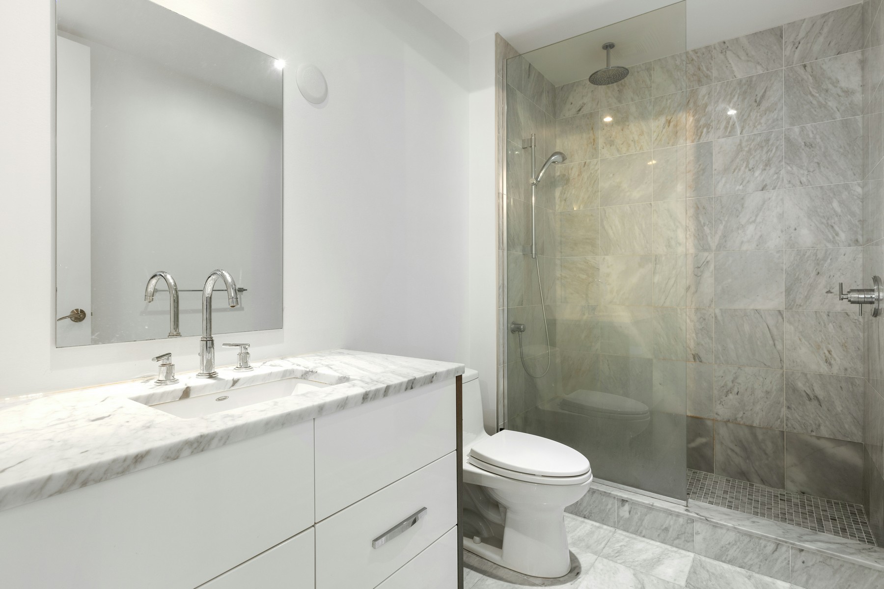 Toilette im Badezimmer mit Wasserproblem