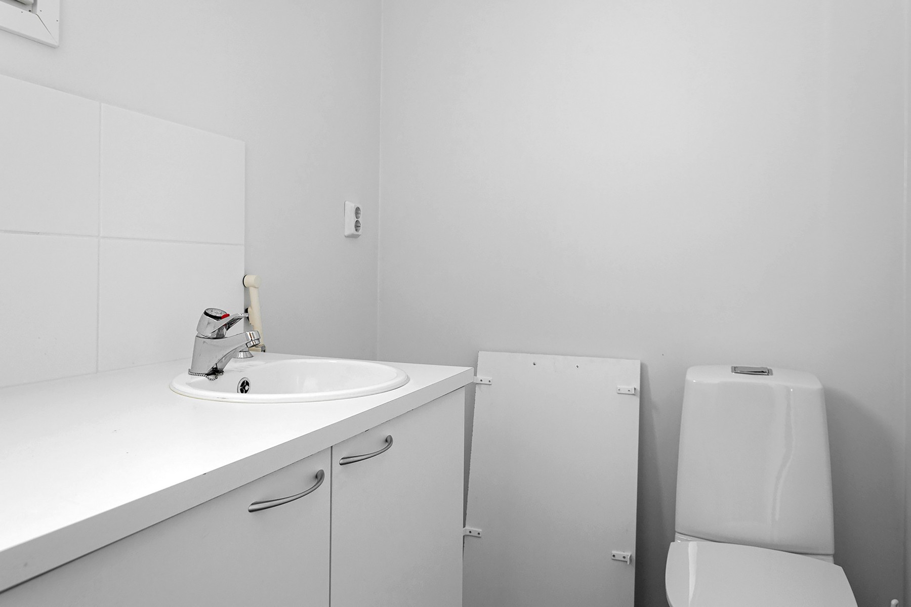 Spülkasten einer Toilette von der Seite